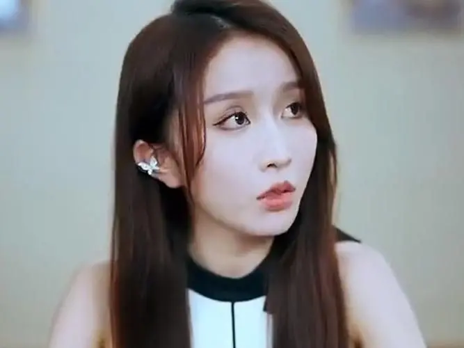 《极品天骄》：霸道总裁爱上我？不，是病娇大神驯服落魄千金的养成系甜宠！